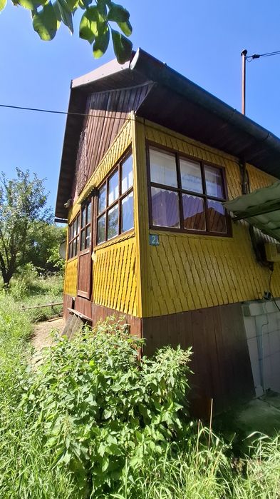 Vând teren cu o mică căsuță în Bărăi