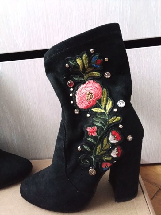 Cizmultite din catifea neagra, cu broderie florala, marimea 36.