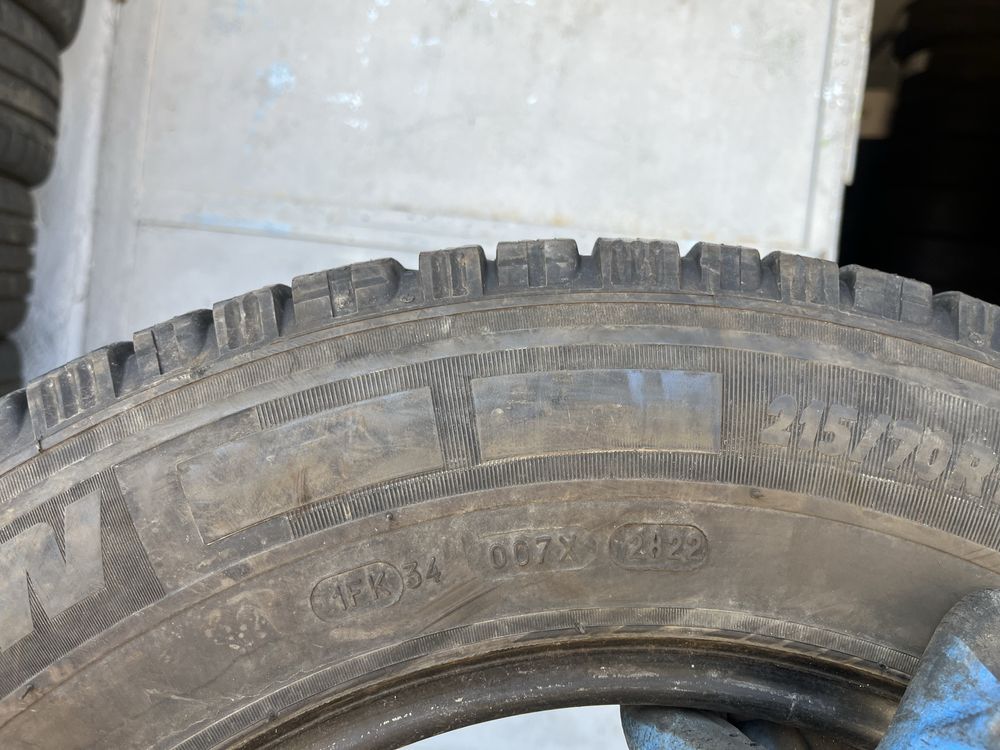 2 бр. гуми за бус 215/70/15C Michelin DOT 2822 6 mm