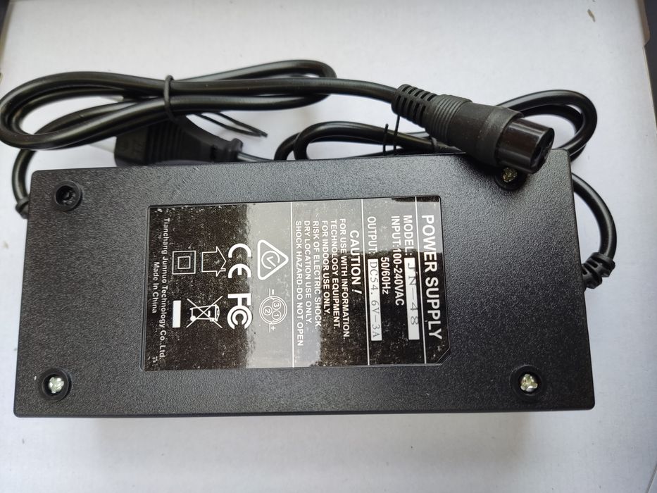 incarcator-pentru trotineta electrica 48v rapid max output 54.6 V