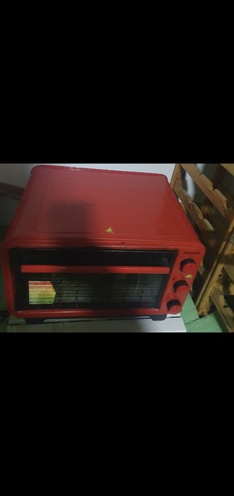 Cuptor electric rosu si negru metalic cu mai multe trepte de putere
