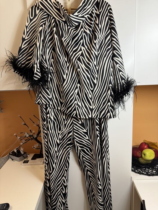 Дамски елегантен сет-панталон и блуза с пера