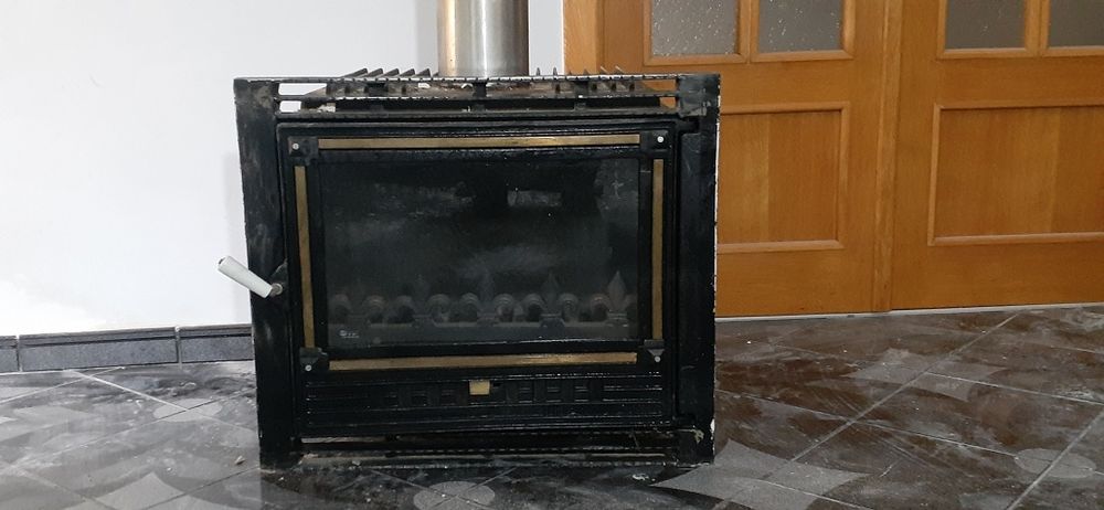 Vand semineu de fonta pe lemne