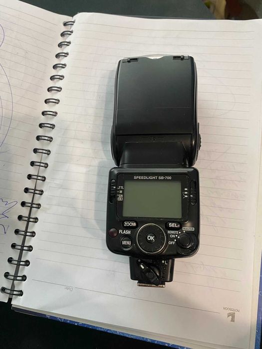 Продавам професионална светкавица  nikon sb 700