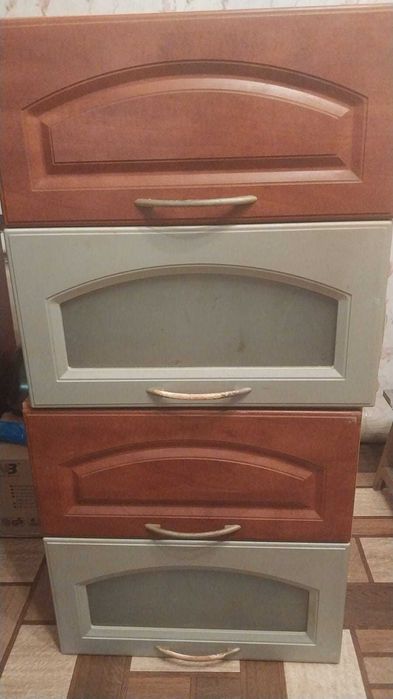 Продается  кух. гарнитур б/у, состоящий из 4 предметов. Торг уместен