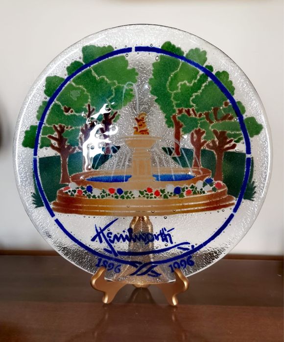 Антикварна чиния духано стъкло ръчно рисувано дизайнер Пеги Кар супер