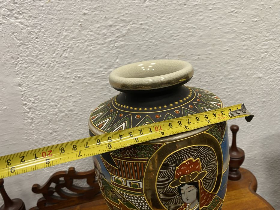 Японска ваза Сацума от началото на 20 век с ръчна позлата и релефна