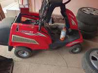Tractoraș de tuns iarbă