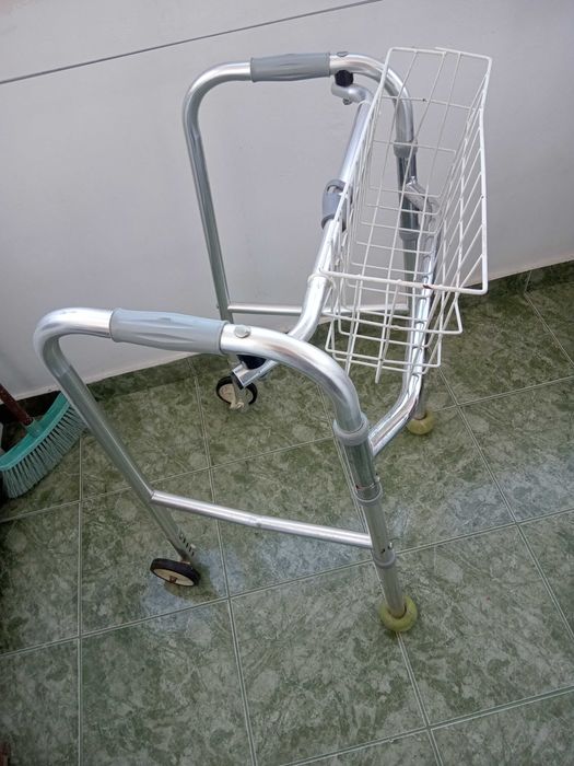 Vand cadru de mers cu două roți