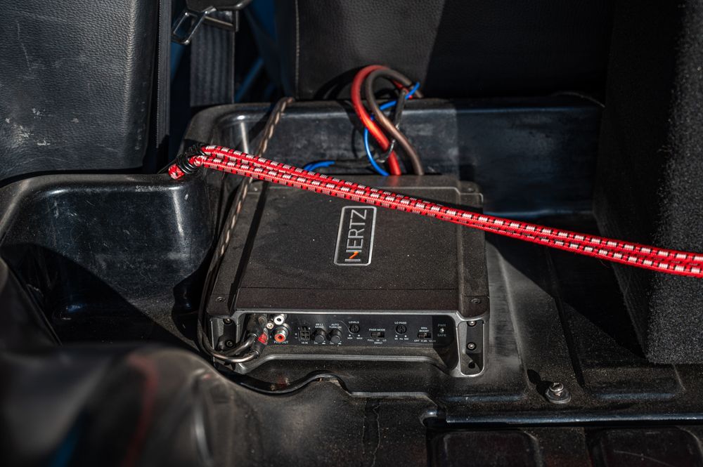 Subwoofer auto 1000w peak + statie perfecta pentru el