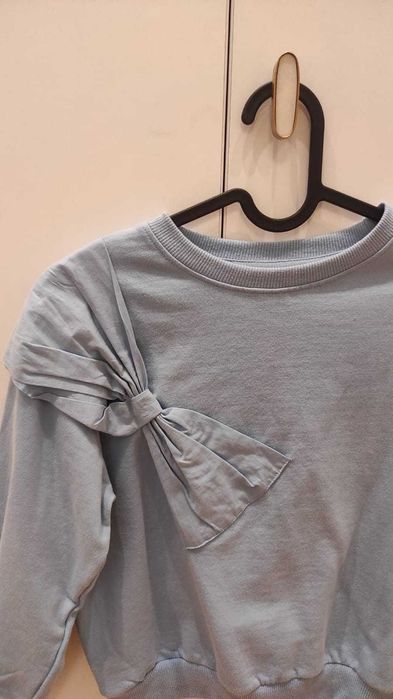 Pulover albastru cu detaliu funda supradimensionata pe umar, 122cm