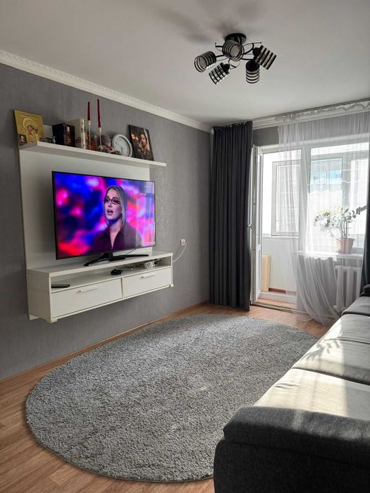 Продам 2х комнатную квартиру район 8 микрорайон.