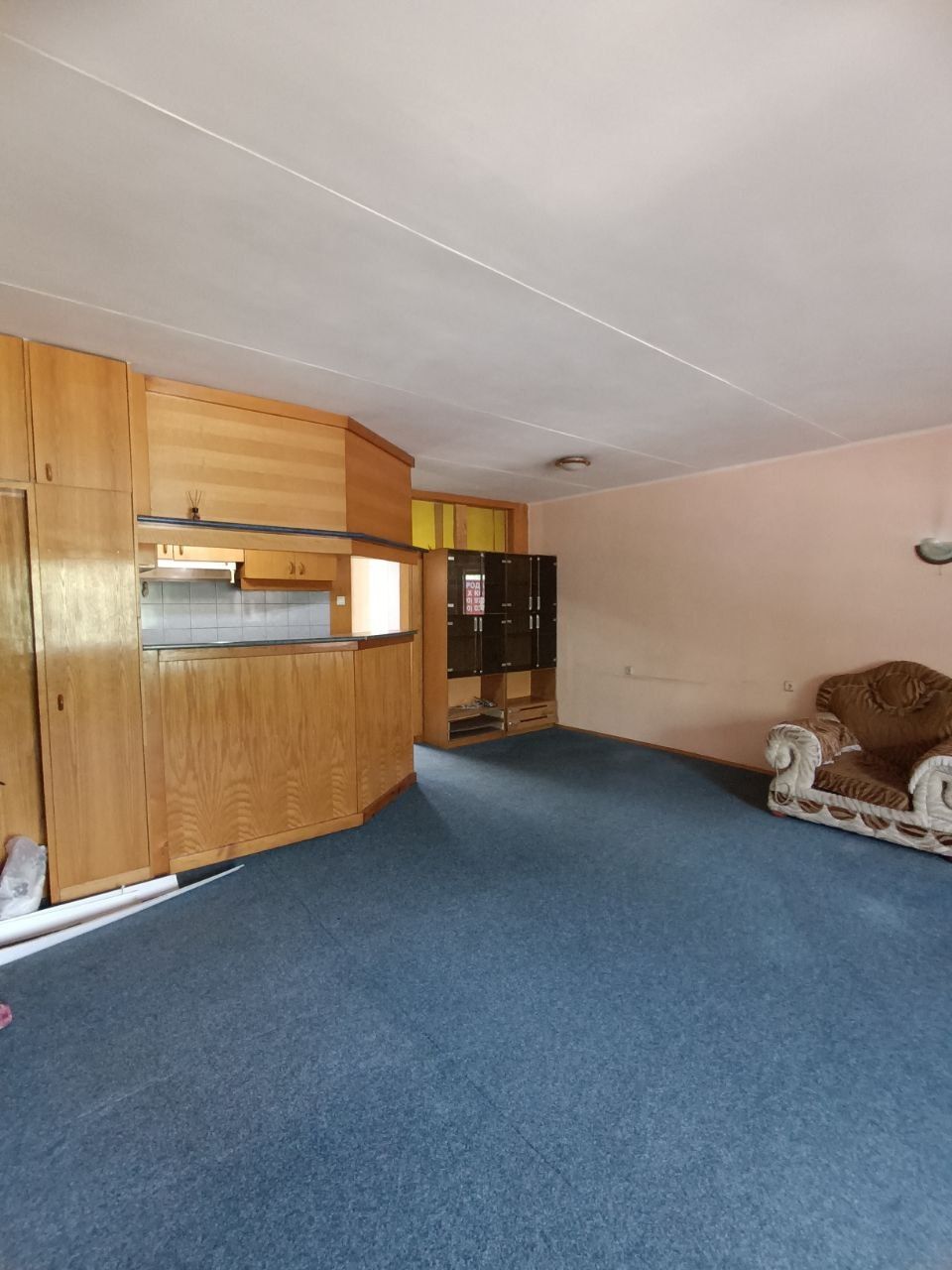 Продается 3 км. Парк Бабур, 3 этаж, не торец, кирпичный дом