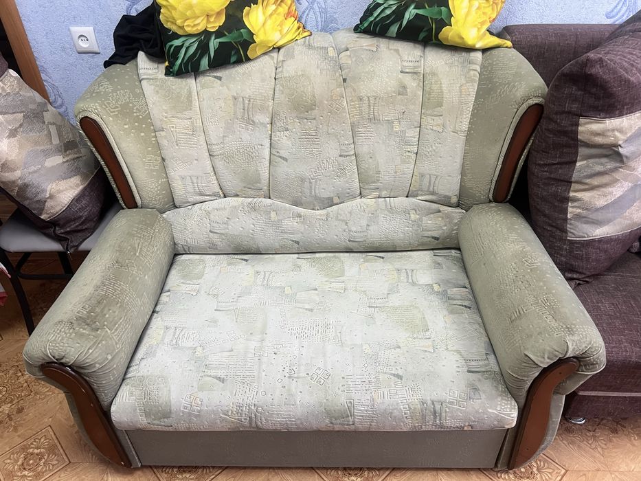 Продам диван, выезжает и кресло