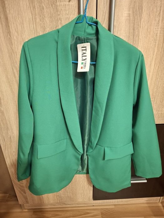 Дамско сако в зелено. М размер. Чисто ново