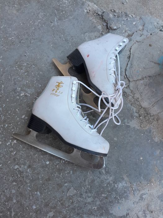 Коньки продаються