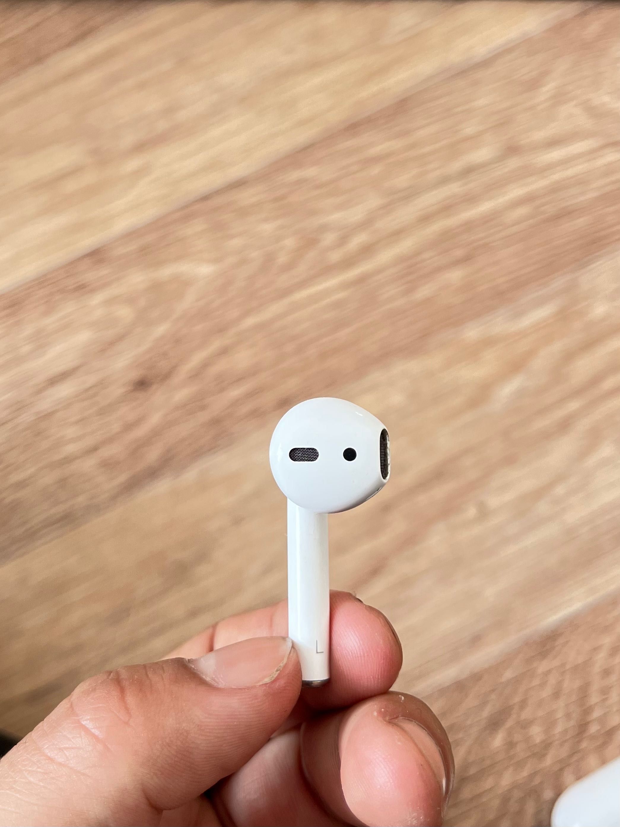 Airpods первого поколение