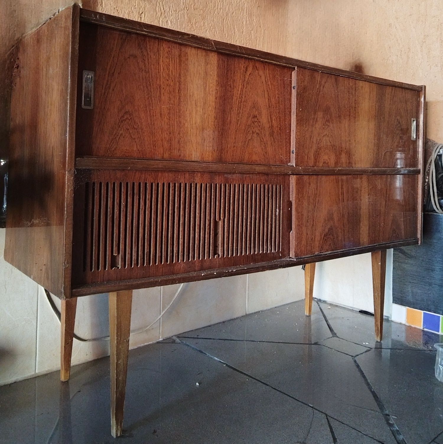 Стар ретро радиограмофон - шкаф