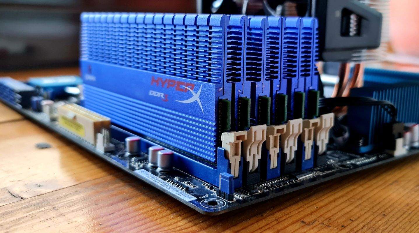Kit gaming 12GB RAM DDR3 1866MHz CL9 1.65v Hyper X Blue