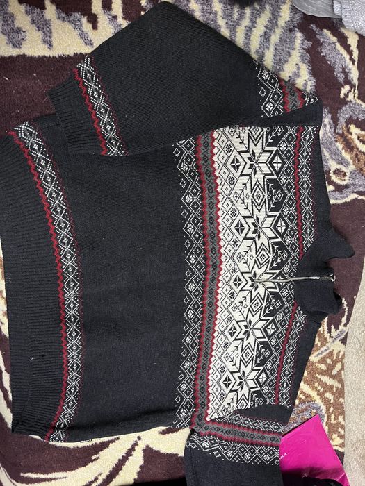 Свитер, очень теплый.