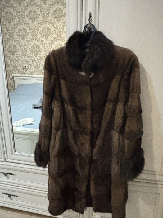 Продам шубу блек лама с варотником соболь,в хорошем состоянии