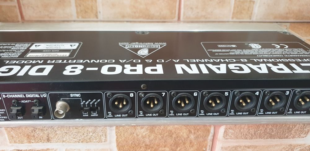 Behringer ADA8000, convertor AD / DA