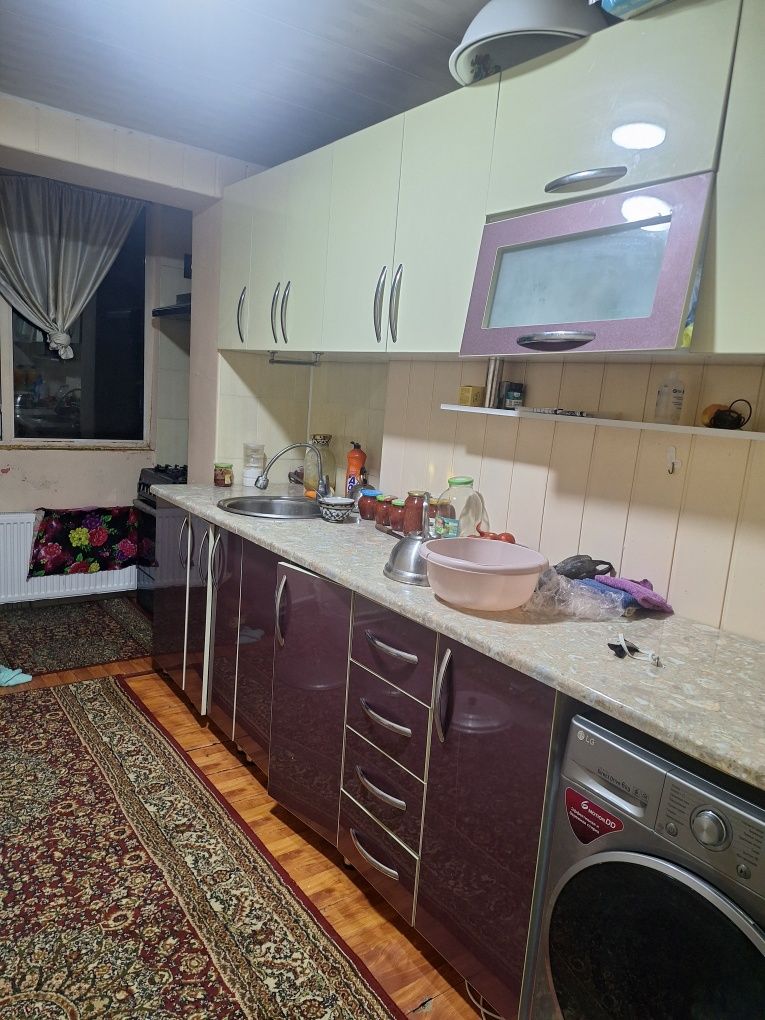 JIzzax shahar markazida 3 xonali uy sotiladi