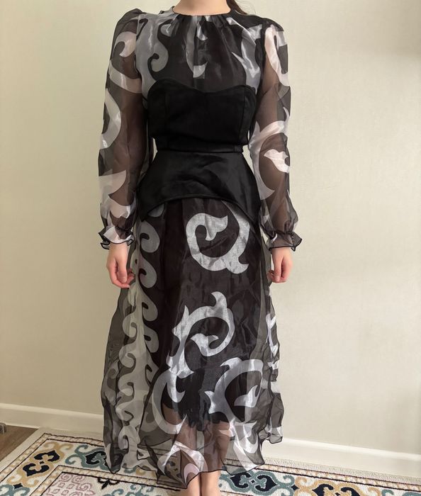 Платье из органзы с национальным орнаментом с корсетом