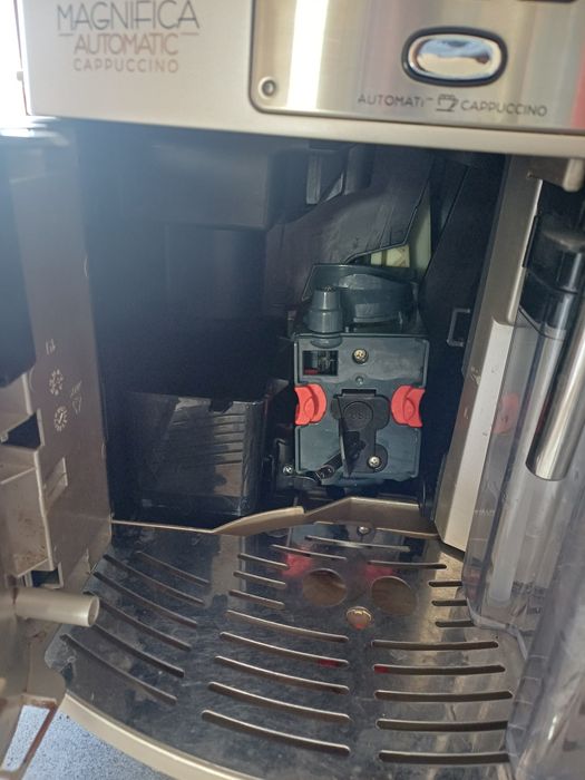 2 aparate de cafea Delonghi Magnifica Cappuccino