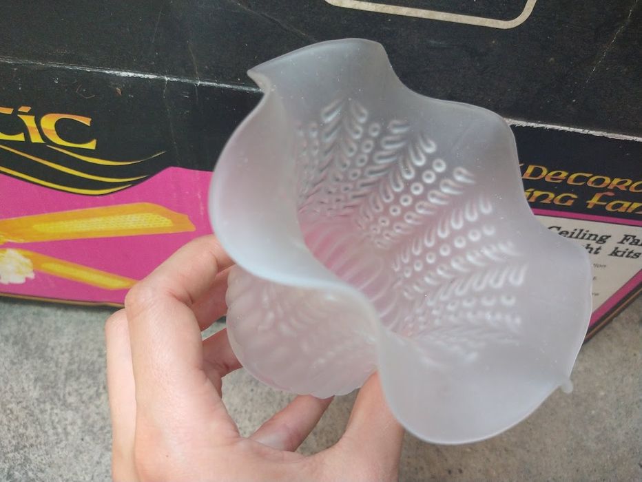 Ventilator de tavan cu lumină și control lanț