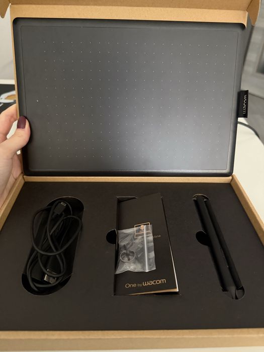 Графичен таблет One by Wacom Medium CTL-672, Черен/Червен