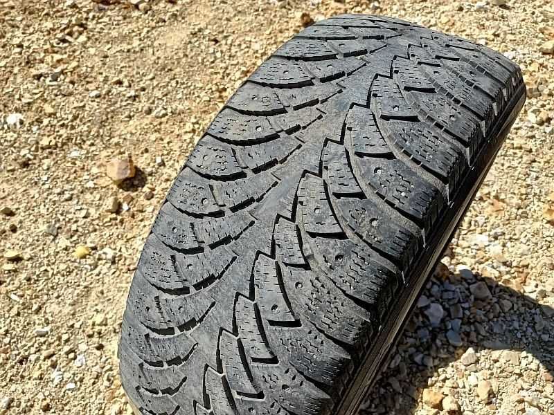 Две шины 205/50 R17 - "Nokian Hakkapeliitta-4" (Финляндия), зимние.