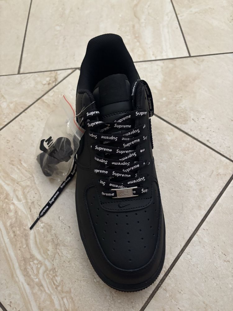 Nike x supreme обувки