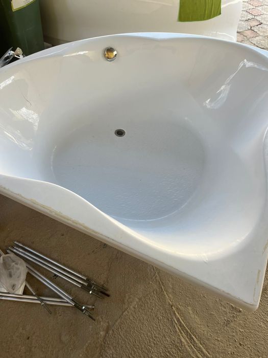 Угловая ванна, чистая,