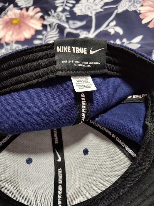 Шапки NIKE ,почти нови