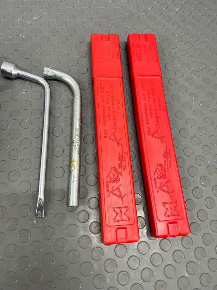 Set Triunghi+Cric+Cheie Roti+Carlig Vw Polo 6R