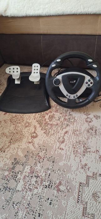 Vând volan cu  pedale Gaming