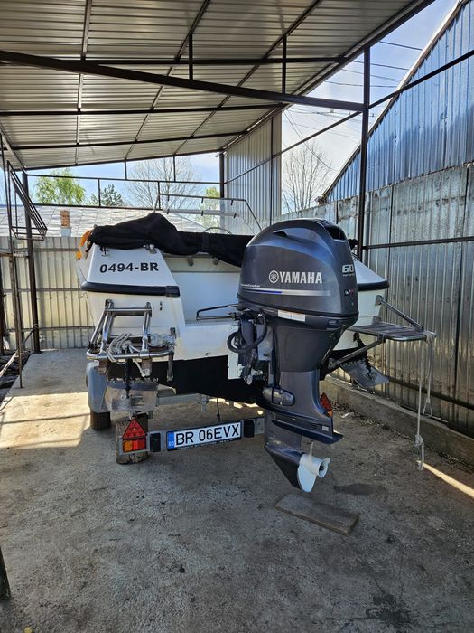 Ambarcațiune cu motor