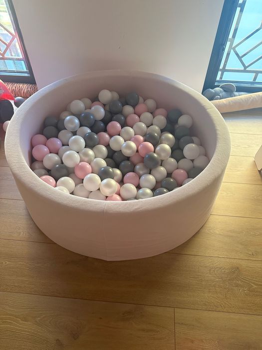 Piscina cu bile din plastic