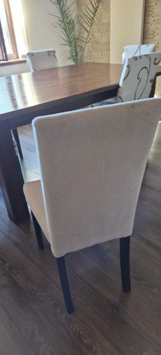 масивна маса от бук, 10 бр. дървени столове с тапицерия.