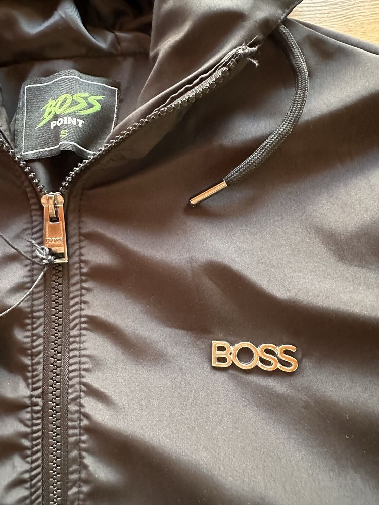 Мъжко,черно,НЕПРОМОКАЕМО яке Hugo BOSS с метално лого