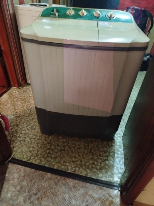 Отдам за шоколадку стиральную машинку (она не работает)