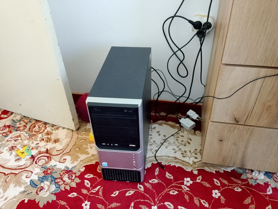 Vând leptop Pentium 3, montor centrala și o tastatura fara maus