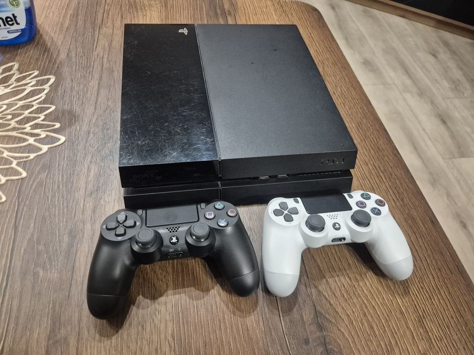 Play station 4 + 2 оригинални джойстика + 17 игри