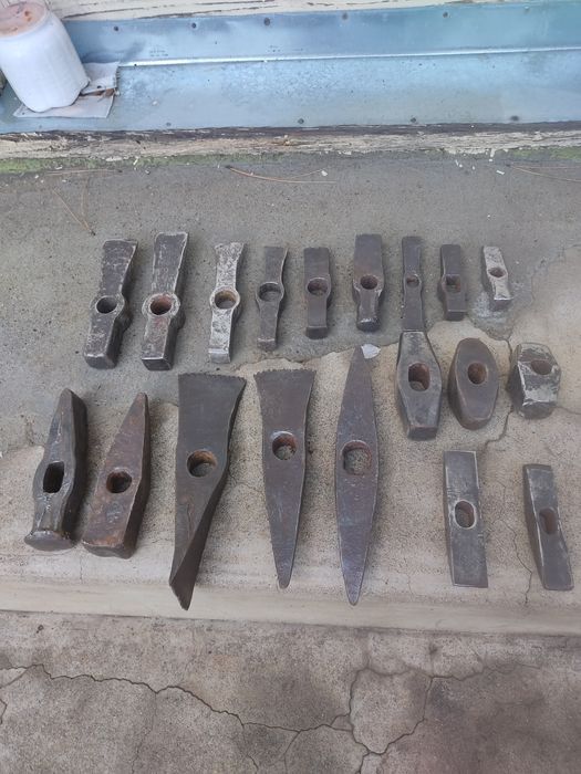 Пълен набор инструменти ( чукове ) за каменоделци .