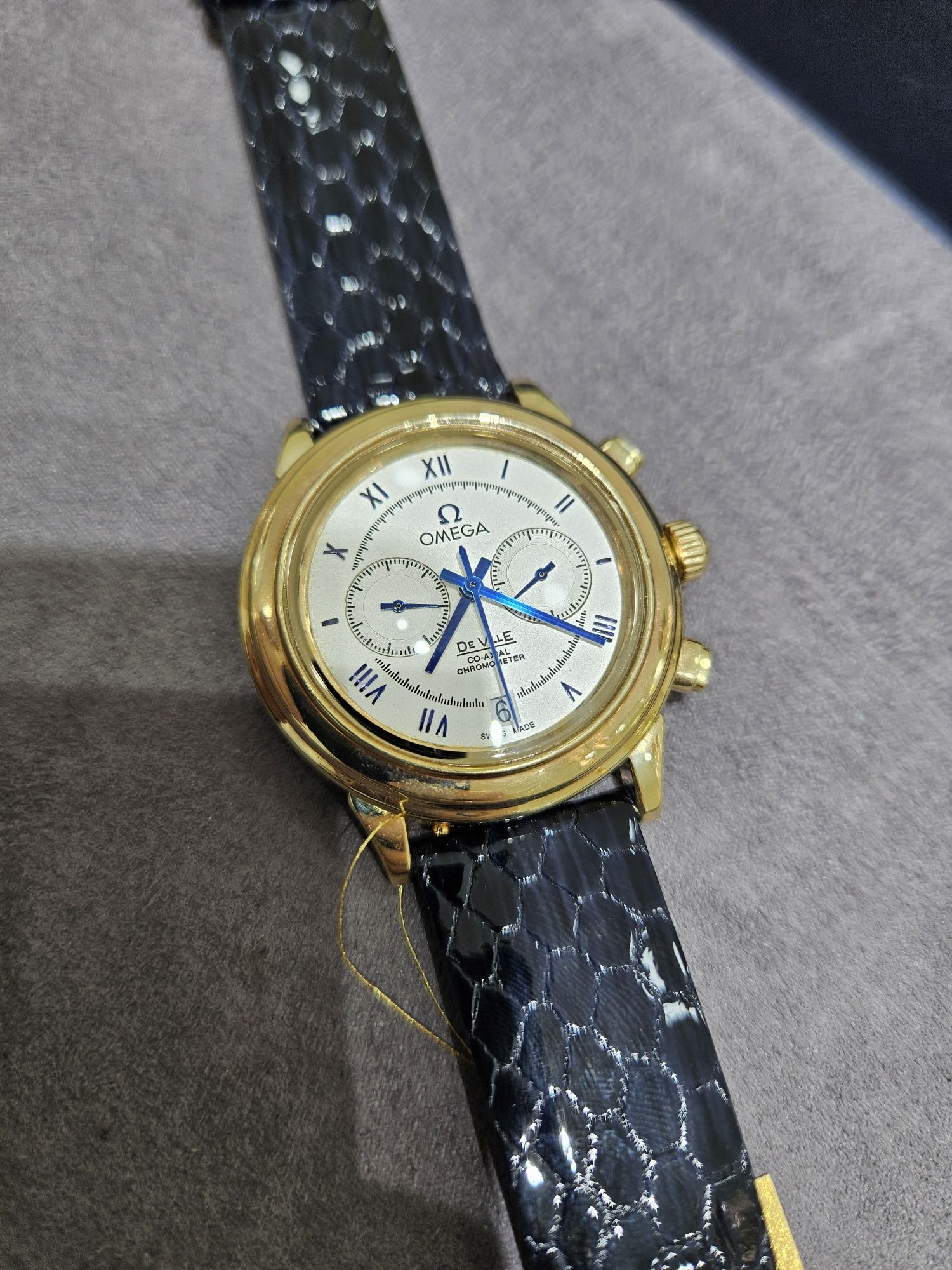 Продам золотые часы Omega унисекс модель.