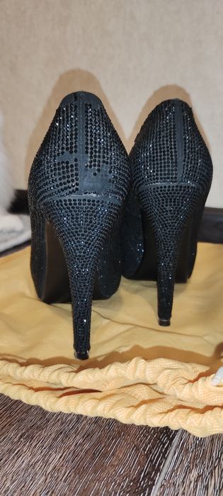 Чёрные лодочки блестящие