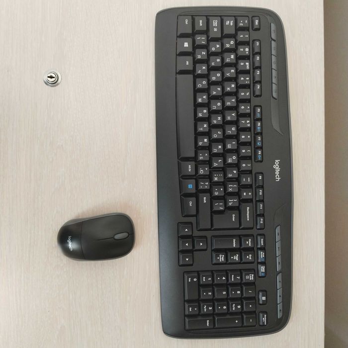 Продам беспроводную блютуз клавиатуру  Logitech