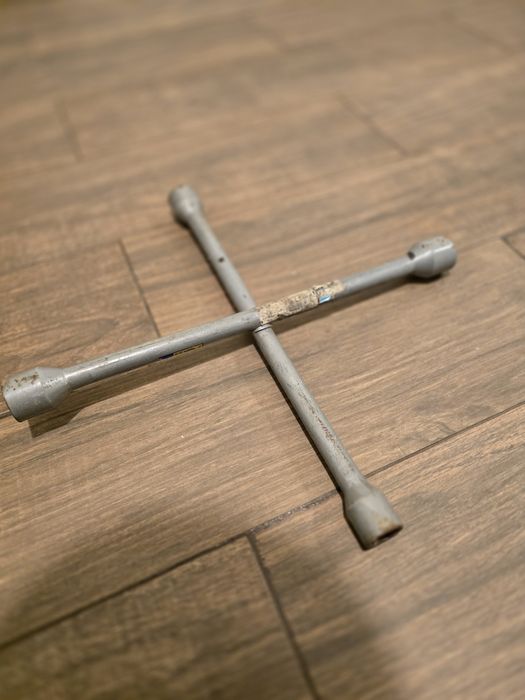 Cheie in cruce masina