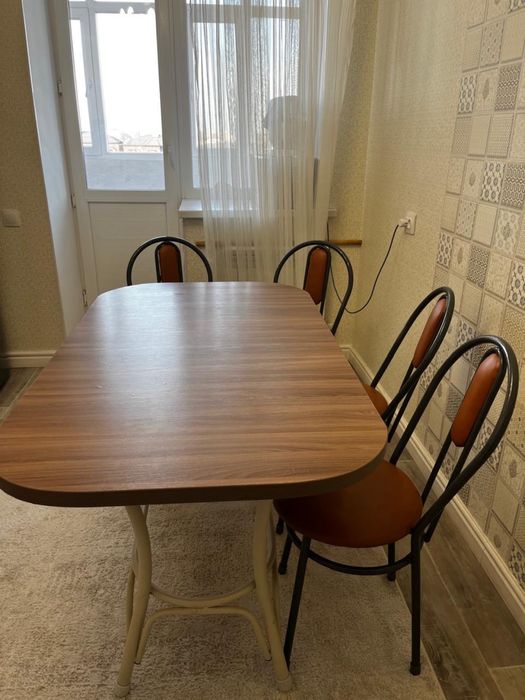 Продается стол со стульями 4 шт